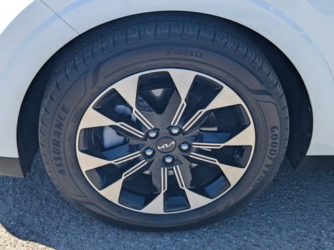 Used 2024 Kia Carnival EX FWD image 7
