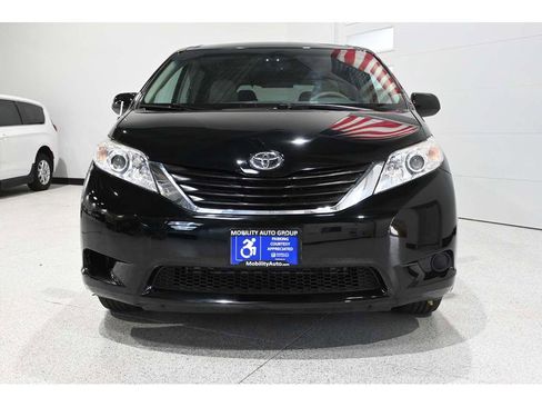 Used 2014 Toyota Sienna LE image 4