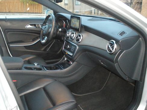 Used 2019 Mercedes-Benz GLA 250 4MATIC image 32