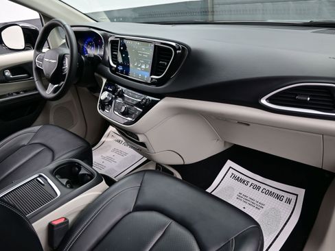 Used 2024 Chrysler Pacifica Touring-L FWD image 14