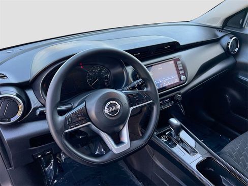 Used 2022 Nissan Kicks SV image 9