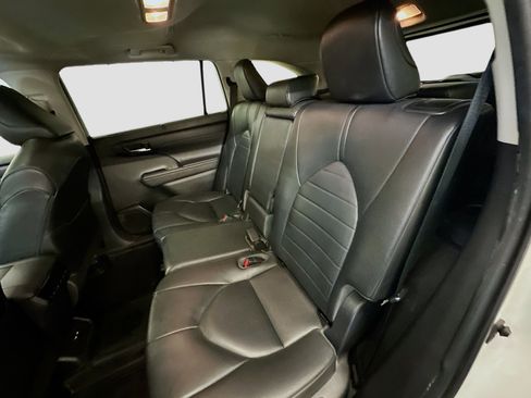 Used 2020 Toyota Highlander XLE image 30