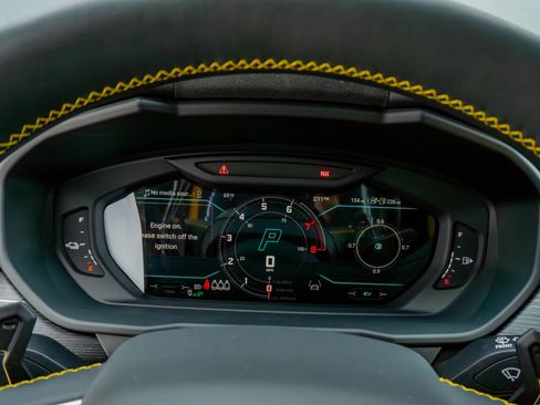 Used 2025 Lamborghini Urus SE image 78