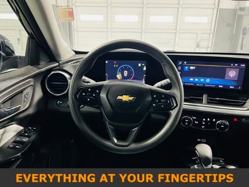 Used 2025 Chevrolet Trax LT image 5