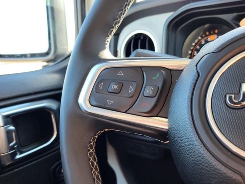 Used 2025 Jeep Wrangler Sahara image 22