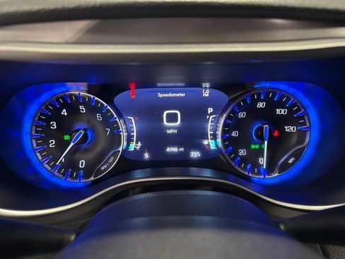 Used 2025 Chrysler Pacifica Select FWD image 6
