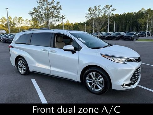 Used 2023 Toyota Sienna Limited image 16