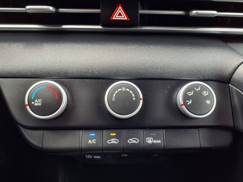 Used 2022 Hyundai Elantra SE FWD image 9