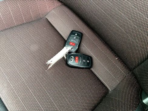 Used 2024 Toyota Corolla SE image 14