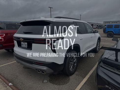 Used 2025 Chevrolet Traverse LT FWD image 4