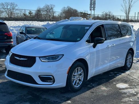 Used 2024 Chrysler Pacifica Touring-L image 8