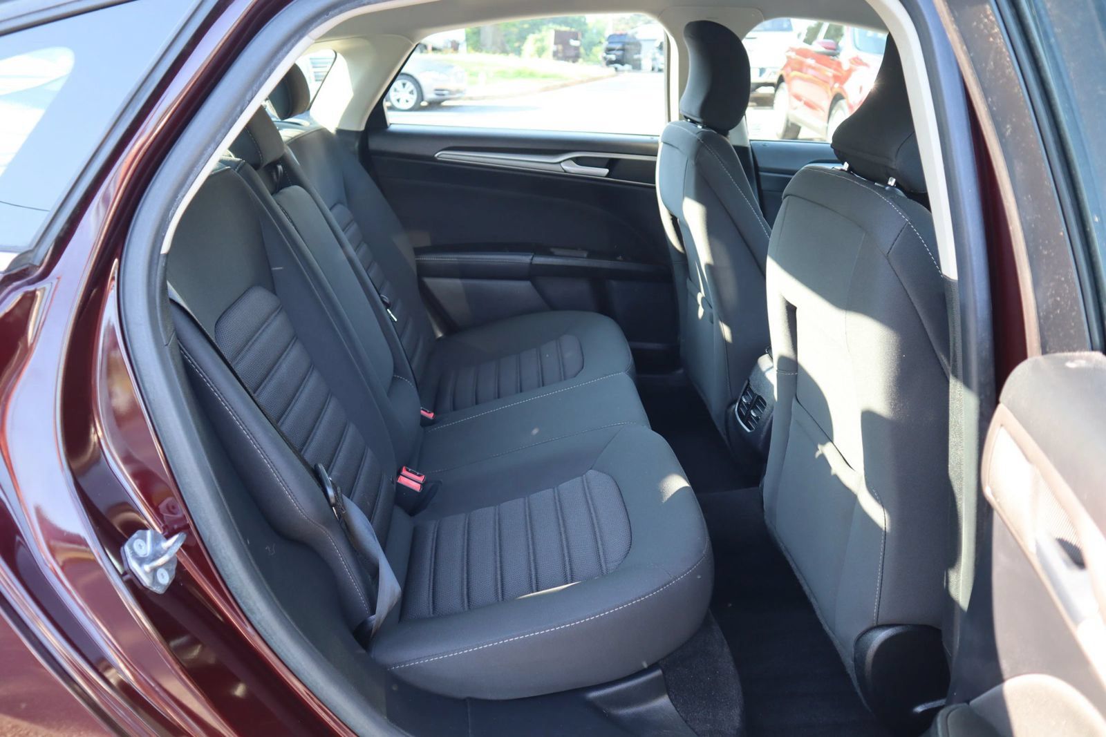 Used 2018 Ford Fusion SE w/ Fusion SE Technology Package FWD image 19
