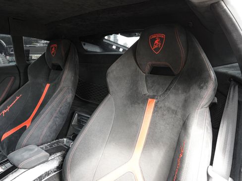 Used 2018 Lamborghini Huracan Performante AWD/4WD image 20