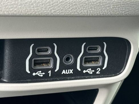Used 2022 Chrysler Voyager LX FWD image 39