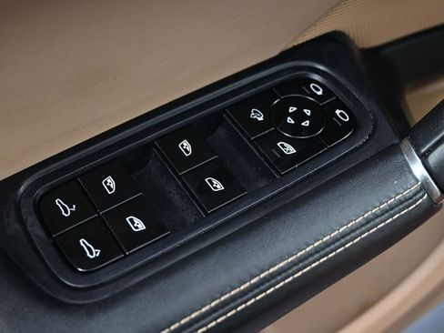 Used 2021 Porsche Cayenne GTS AWD/4WD image 19