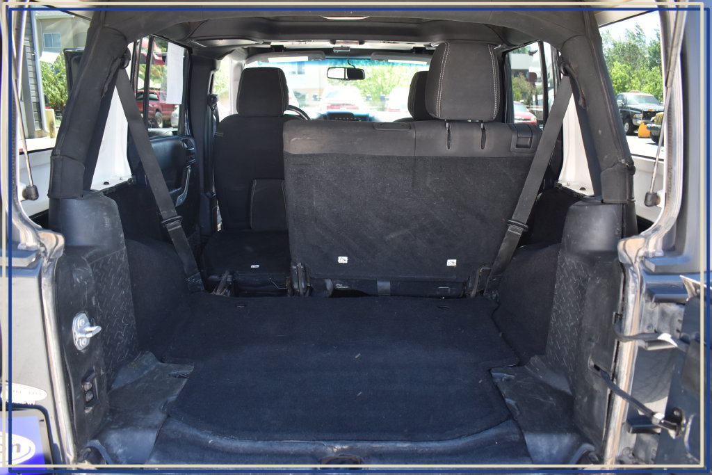Used 2018 Jeep Wrangler Unlimited Sahara w/ Connectivity Group AWD/4WD image 24