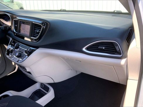 Used 2023 Chrysler Voyager LX FWD image 15
