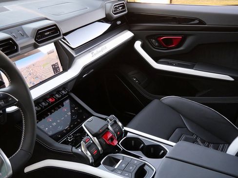 Used 2025 Lamborghini Urus SE image 15