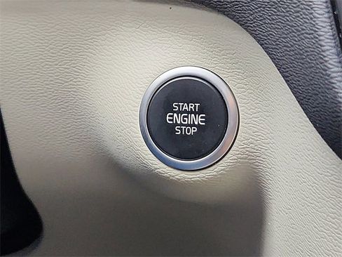 Used 2021 Volvo XC40 T5 Momentum w/ Premium Package image 27