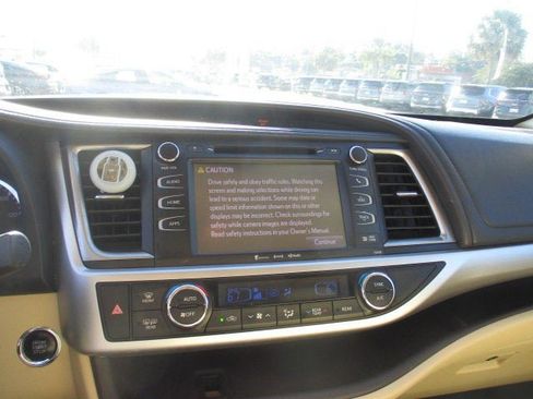 Used 2016 Toyota Highlander XLE image 18