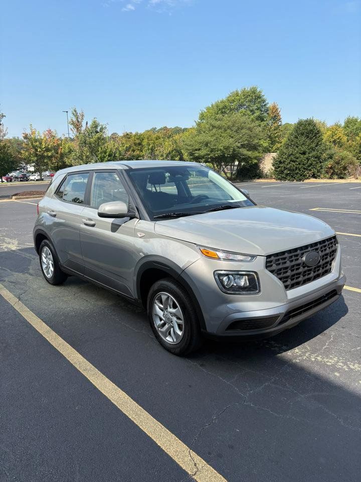 Used 2023 Hyundai Venue SE w/ Cargo Package FWD image 3