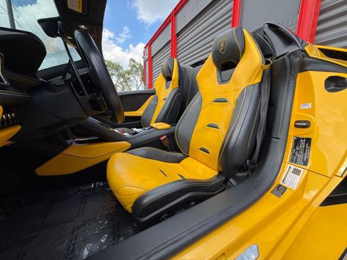 Used 2022 Lamborghini Huracan EVO RWD image 24