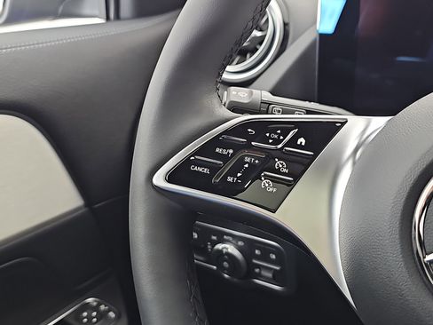 Certified 2025 Mercedes-Benz GLA 250 4MATIC image 35