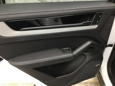 Used 2024 Porsche Cayenne AWD/4WD image 32