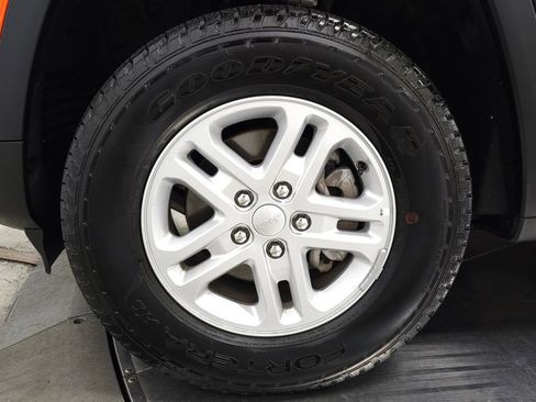 Used 2024 Jeep Grand Cherokee Laredo w/ Luxury Tech Group I image 13