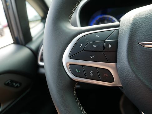 Used 2025 Chrysler Pacifica Select FWD image 28