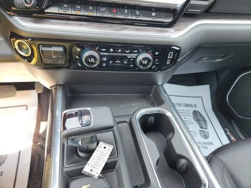 Used 2025 Chevrolet Silverado 1500 LTZ AWD/4WD image 19