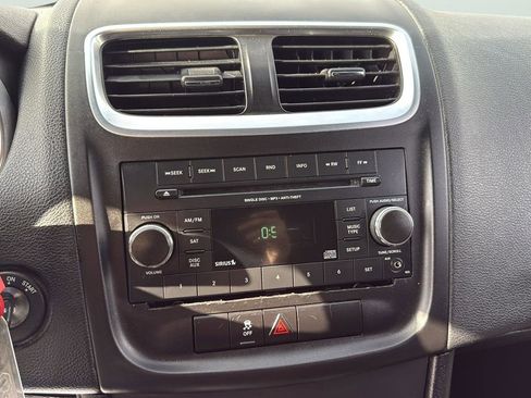 Used 2013 Dodge Avenger SXT image 16