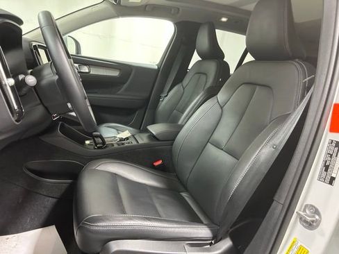 Used 2025 Volvo XC40 B5 Core AWD/4WD image 9