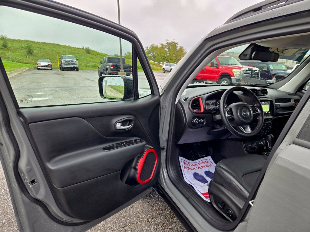 Used 2023 Jeep Renegade Trailhawk w/ Trailhawk Elite Group AWD/4WD image 13