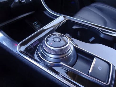 Used 2020 Ford Edge Titanium image 32