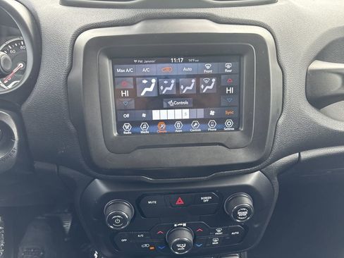 Used 2018 Jeep Renegade Latitude w/ Cold Weather Group image 17