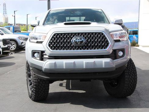 Used 2018 Toyota Tacoma TRD Sport w/ Technology Package AWD/4WD image 2