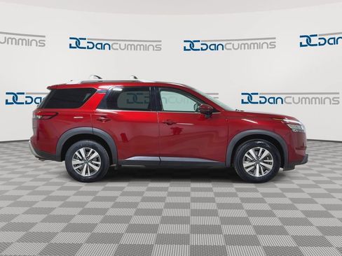 Used 2023 Nissan Pathfinder SL AWD/4WD image 9