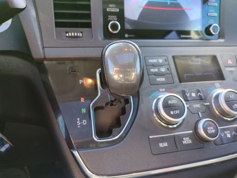 Used 2018 Toyota Sienna SE image 25