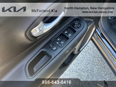 Used 2023 Jeep Renegade Limited image 13