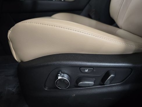 Used 2024 Cadillac XT4 Premium Luxury w/ Technology Package FWD image 28