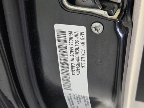 Used 2021 Chrysler Pacifica Limited AWD/4WD image 35