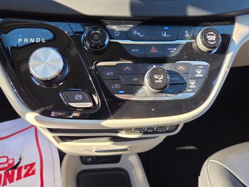 Used 2023 Chrysler Pacifica Touring-L FWD image 19