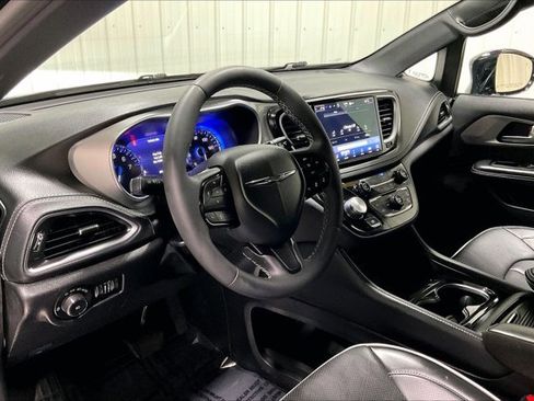 Used 2025 Chrysler Pacifica Limited FWD image 14