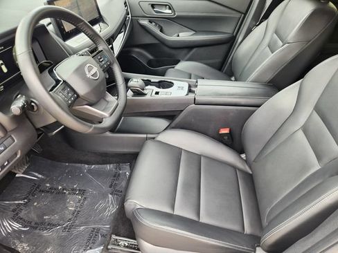 Used 2025 Nissan Rogue SL w/ Tech Package FWD image 4