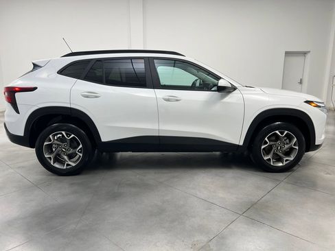 Used 2025 Chevrolet Trax LT w/ LT Convenience Package FWD image 8