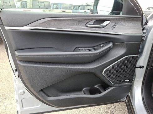 New 2025 Jeep Grand Cherokee L Limited w/ Black Appearance Package image 15