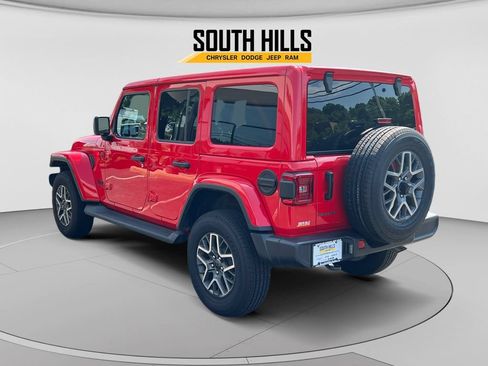 Used 2025 Jeep Wrangler Unlimited Sahara w/ Technology Group AWD/4WD image 3