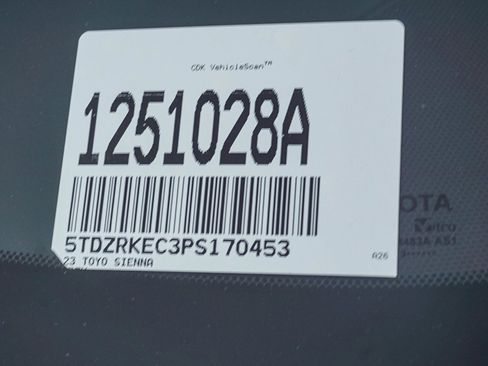 Used 2023 Toyota Sienna Limited image 27