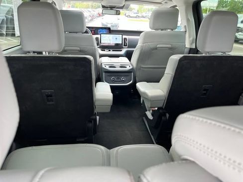 Used 2025 Ford Expedition Active AWD/4WD image 9